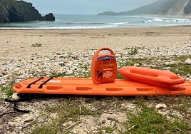 Un equipo de salvamento con el desfibrilador en la playa de San Antonín, en Llanes.