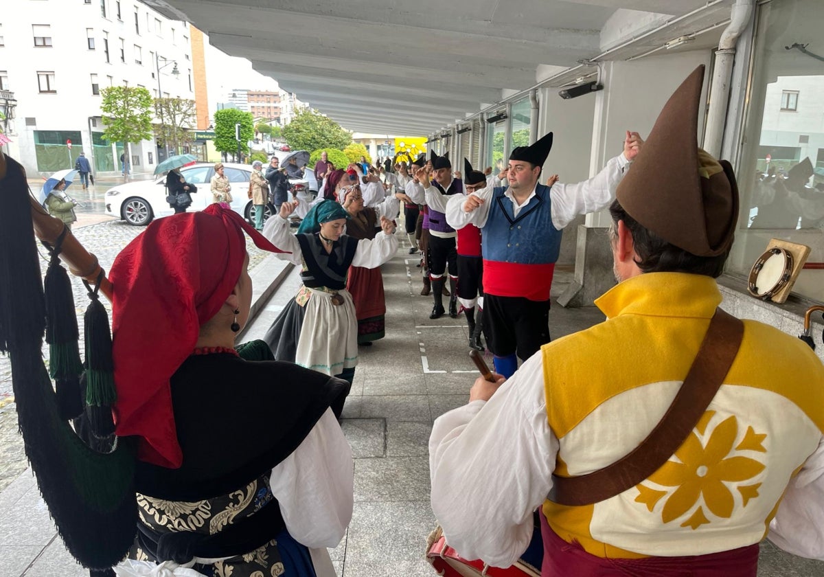 El Grupo Folclórico El Ventolín, en los bajos de la plaza cubierta de Pola de Siero