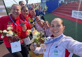 Yaiza Novo, la primera de blanco, y Carla Corral, la cuarta, con la medalla.