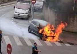 Momento en el que la Policía Local procede a intentar controlar el fuego