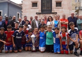 Los participantes, encabezado por el presidente de la territorial, en el sorteo celebrado en la Capilla de los Dolores, en Grado.