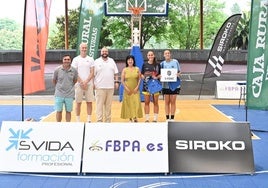 Entrega de premios al equipo 'Todo al negro'.