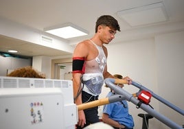 Pablo García, sobre estas líneas, realizando la prueba de esfuerzo. A la izquierda, Nacho Martín y Queipo, con las nuevas camisetas para los entrenamientos.