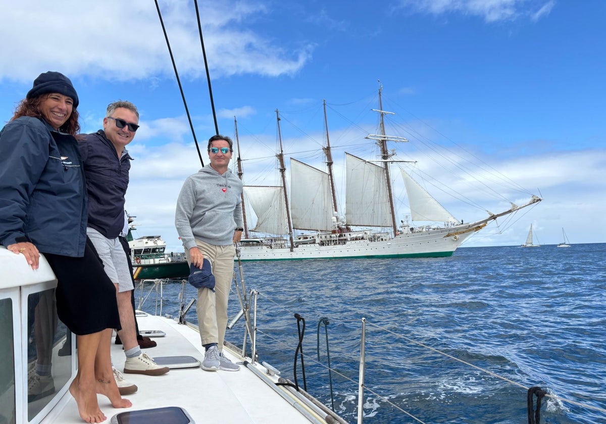 Los concejales Nuria Bravo, Gilberto Villoria y Jorge González-Palacios despiden desde la bahía gijonesa al buque-escuela 'Juan Sebastián de Elcano' y a la Princesa Leonor.