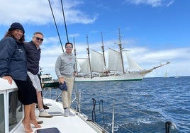 Los concejales Nuria Bravo, Gilberto Villoria y Jorge González-Palacios despiden desde la bahía gijonesa al buque-escuela 'Juan Sebastián de Elcano' y a la Princesa Leonor.