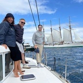 Los concejales Nuria Bravo, Gilberto Villoria y Jorge González-Palacios despiden desde la bahía gijonesa al buque-escuela 'Juan Sebastián de Elcano' y a la Princesa Leonor.