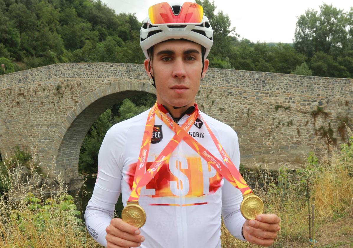 Noval, con los maillots y medallas de campeón de España.