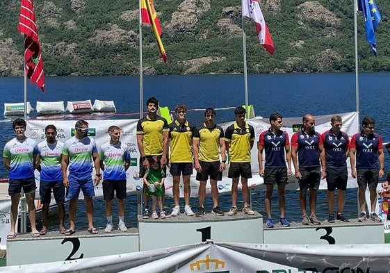 K4 senior de Los Cuervos, en lo más alto del podio.