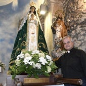 José Juan Hernández Deniz, junto a una imagen de la Virgen de la La Luz.
