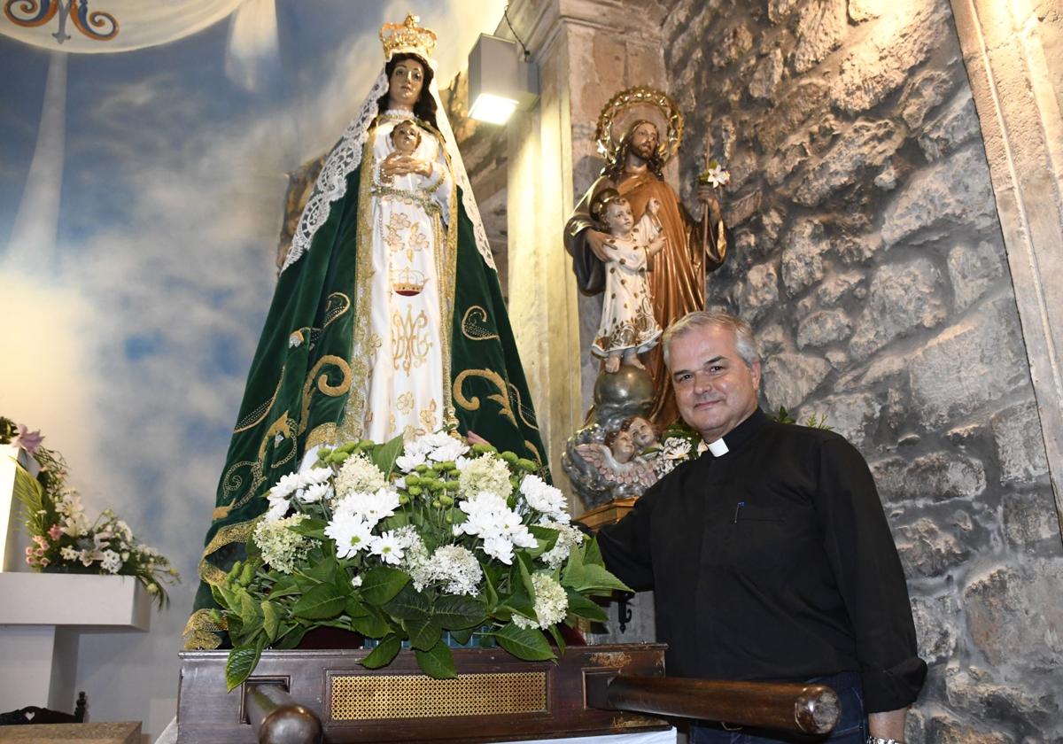 José Juan Hernández Deniz, junto a una imagen de la Virgen de la La Luz.