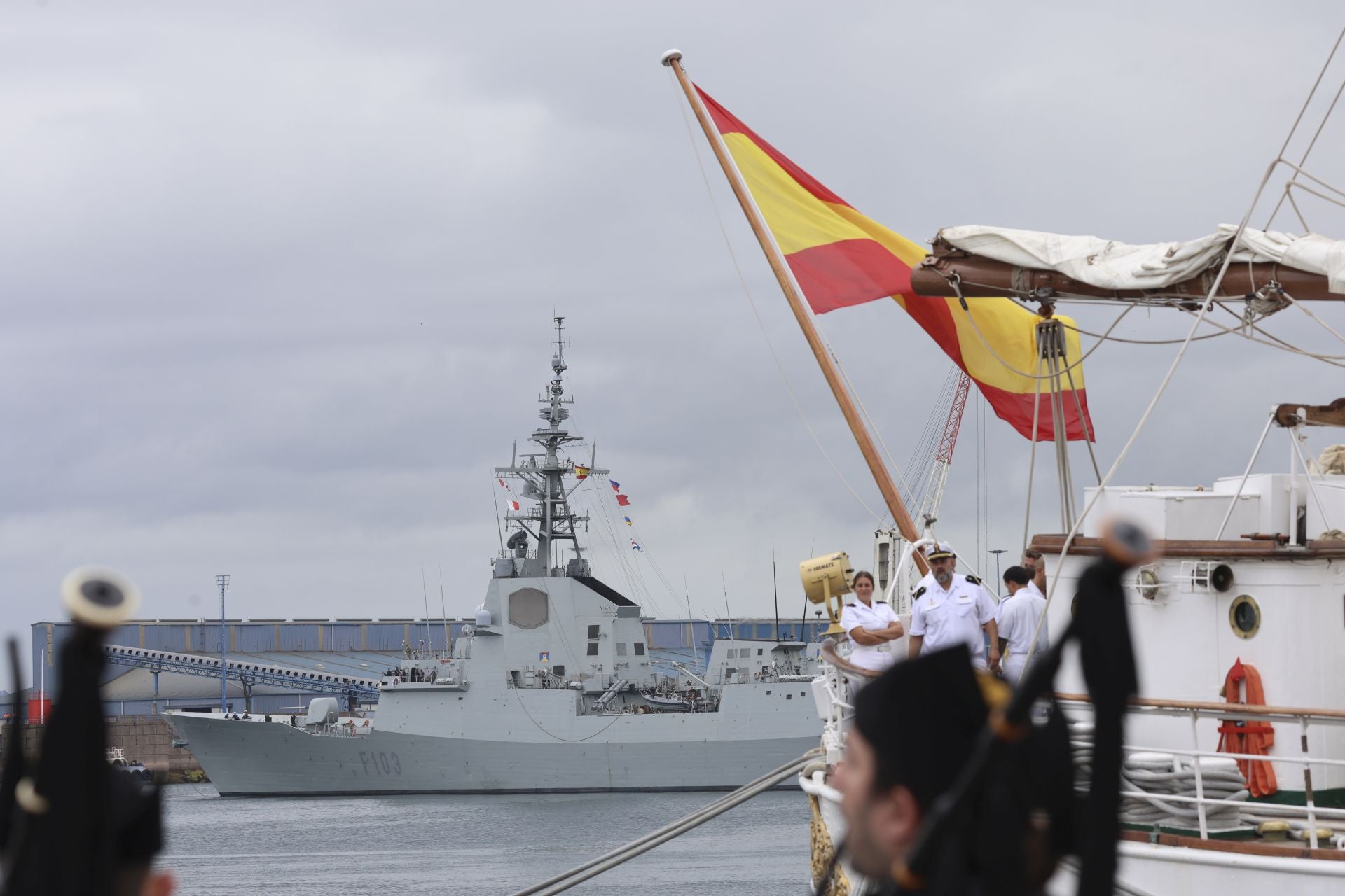 Una despedida entre sonrisas: así concluye la histórica visita del &#039;Elcano&#039; y la Princesa Leonor a Gijón