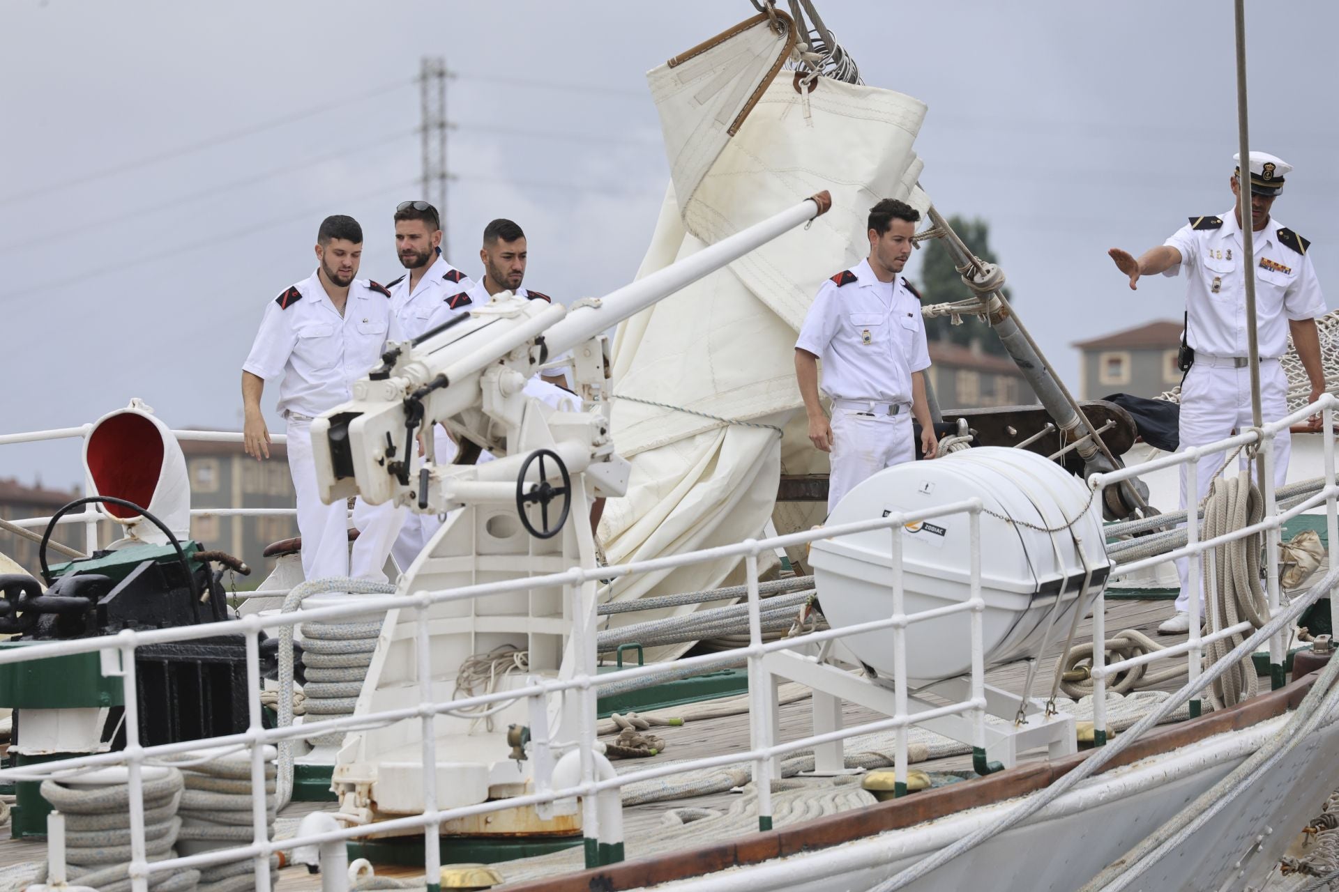 Una despedida entre sonrisas: así concluye la histórica visita del &#039;Elcano&#039; y la Princesa Leonor a Gijón