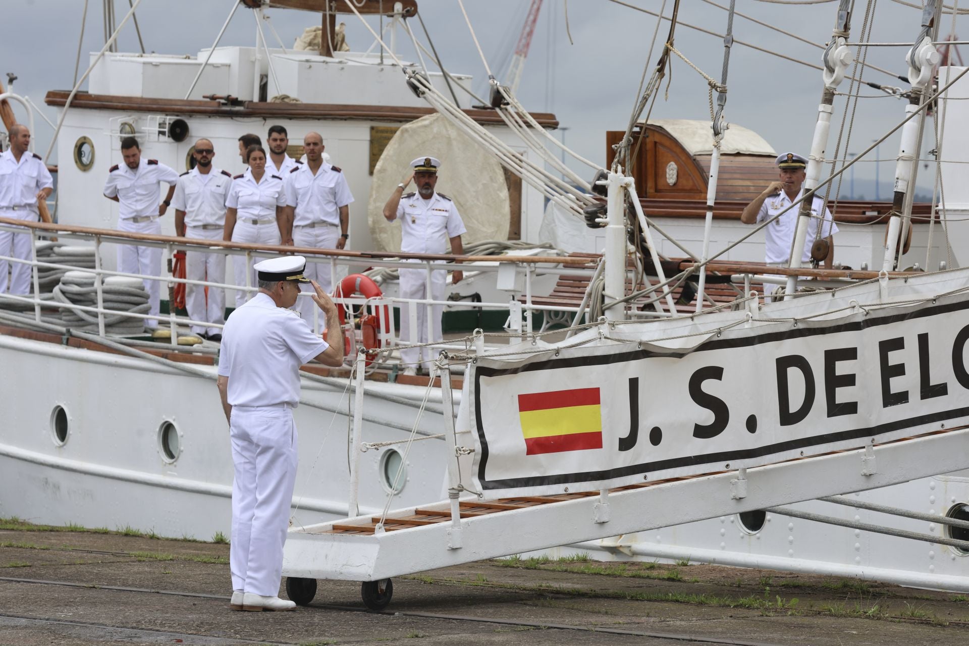 Una despedida entre sonrisas: así concluye la histórica visita del &#039;Elcano&#039; y la Princesa Leonor a Gijón