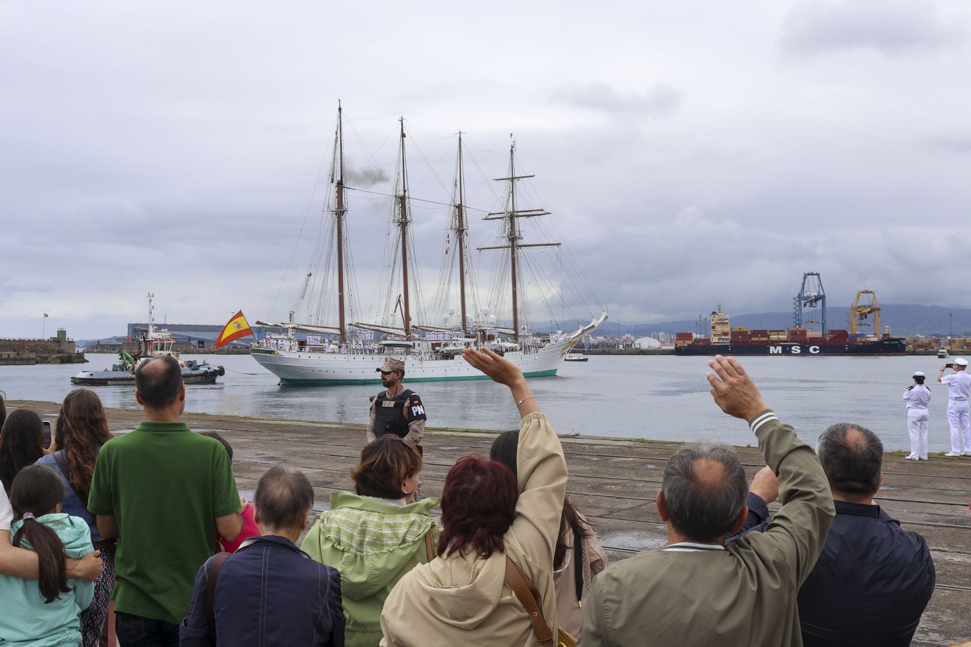 Una despedida entre sonrisas: así concluye la histórica visita del &#039;Elcano&#039; y la Princesa Leonor a Gijón