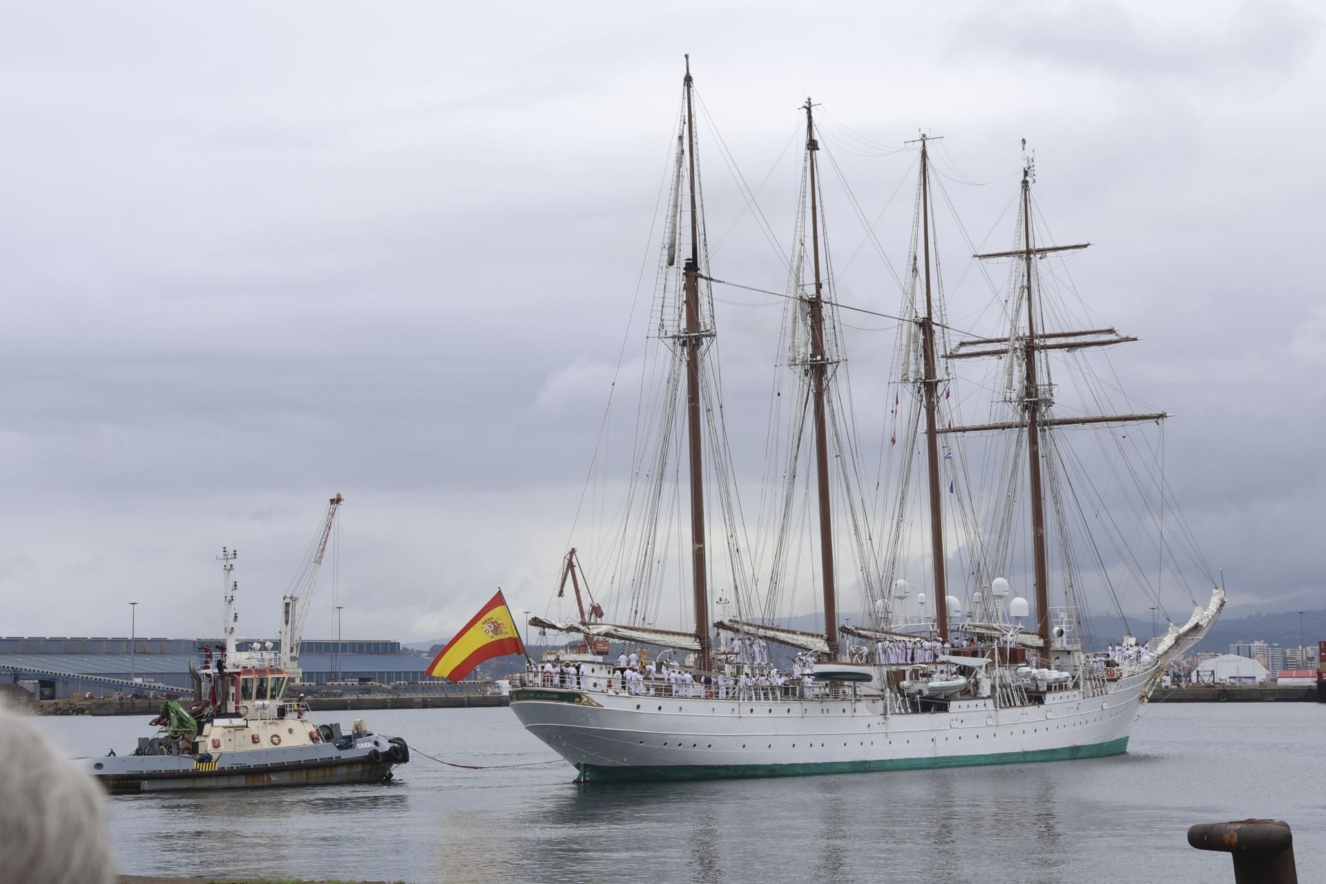 Una despedida entre sonrisas: así concluye la histórica visita del &#039;Elcano&#039; y la Princesa Leonor a Gijón