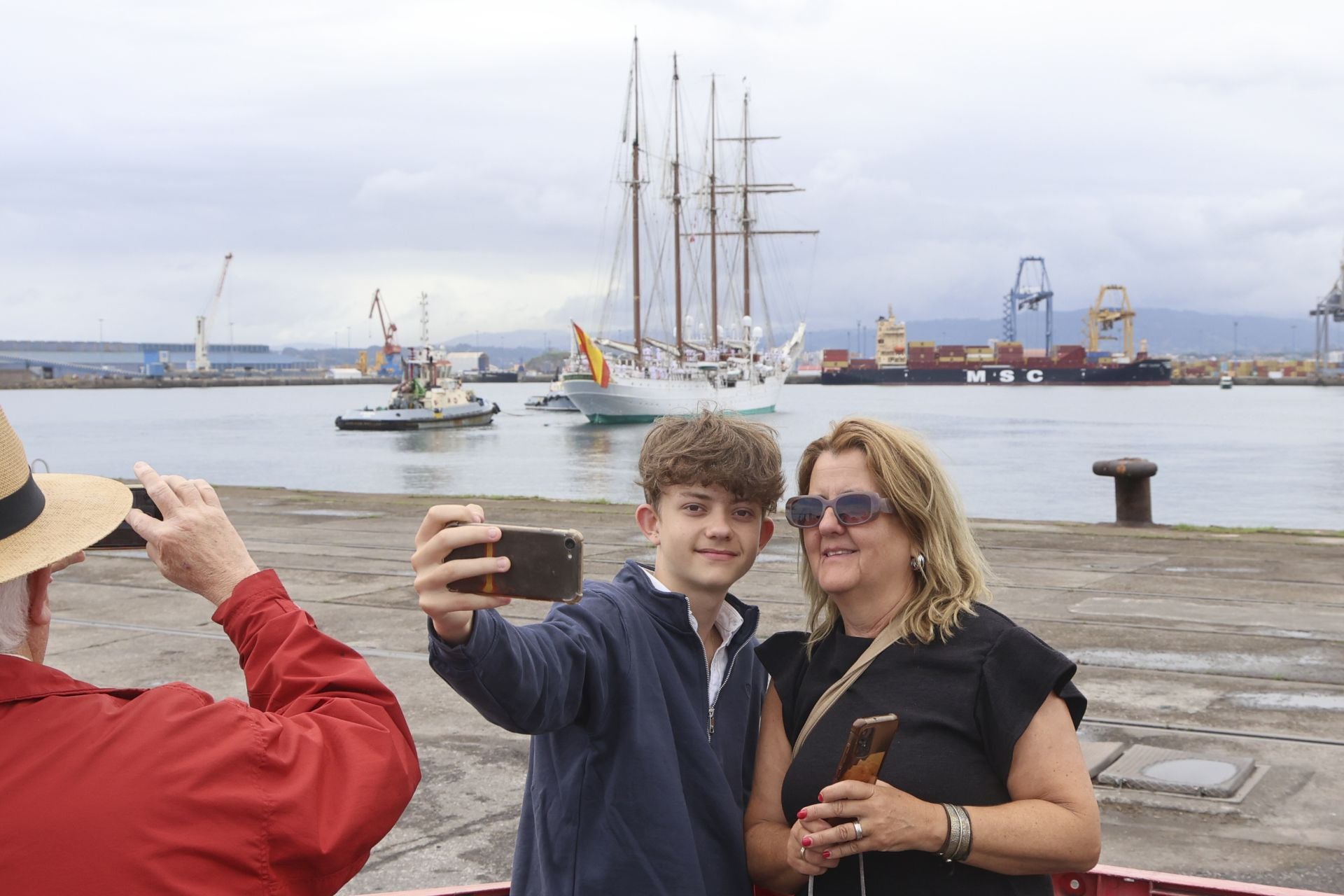 Una despedida entre sonrisas: así concluye la histórica visita del &#039;Elcano&#039; y la Princesa Leonor a Gijón