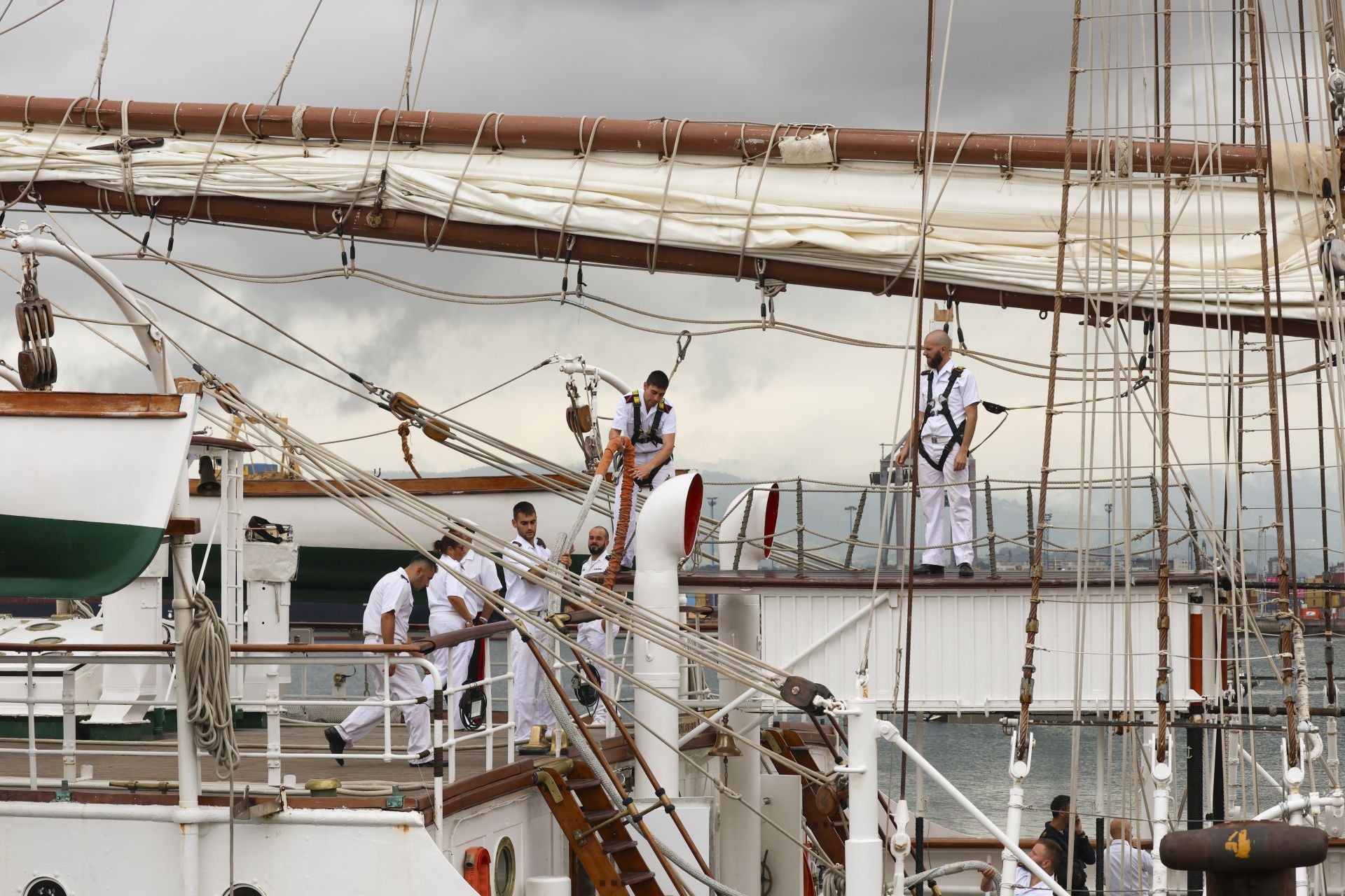 Una despedida entre sonrisas: así concluye la histórica visita del &#039;Elcano&#039; y la Princesa Leonor a Gijón
