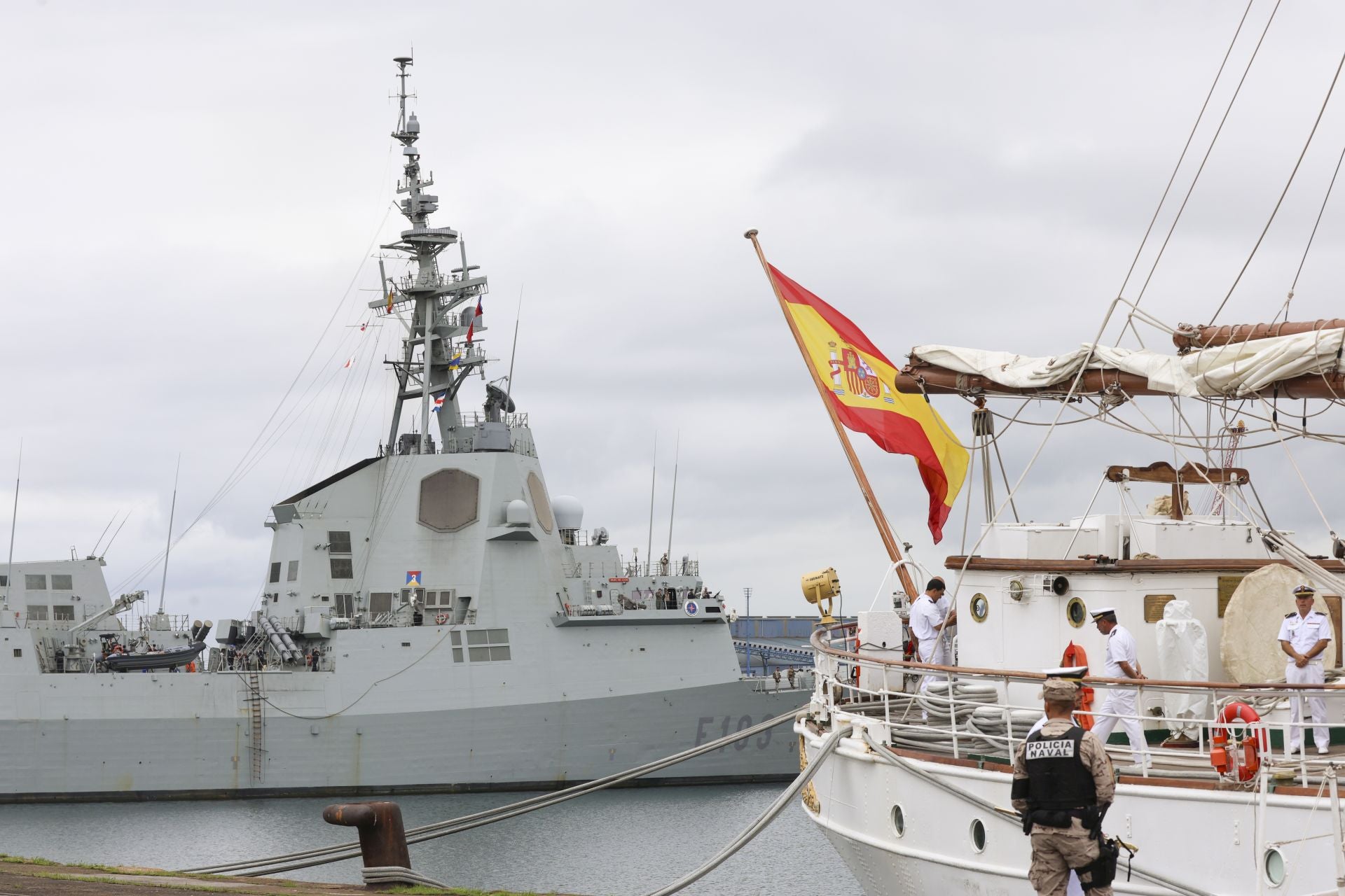 Una despedida entre sonrisas: así concluye la histórica visita del &#039;Elcano&#039; y la Princesa Leonor a Gijón