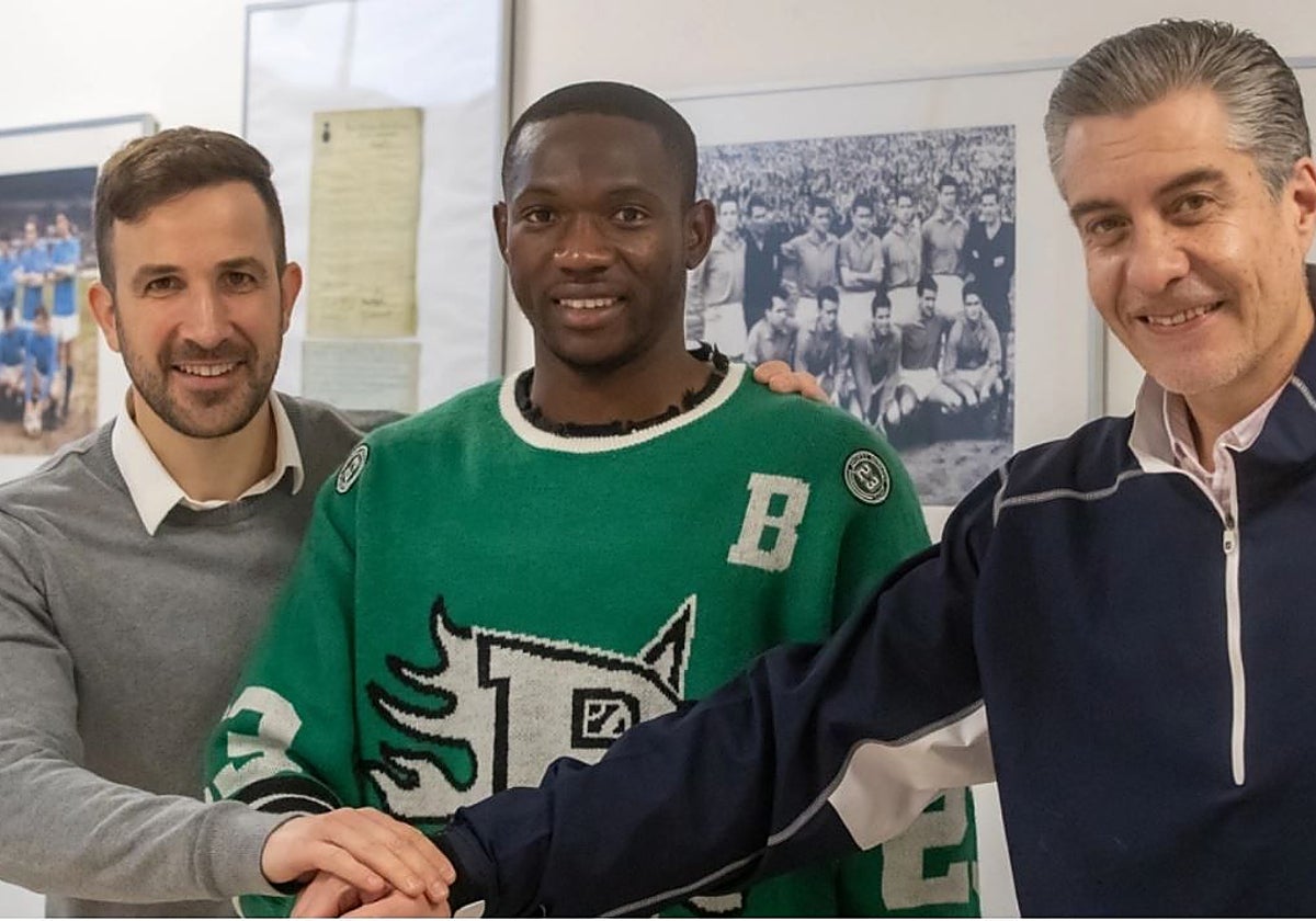 Eze firmó su renovación por el Real Oviedo en noviembre pasado.