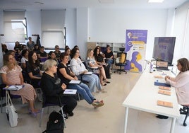 La vicepresidenta del Principado, Gimena Llamedo, se dirige a los alumnos de la primera edición de la Escuela de Formadores en Coeducación.