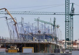 Obreros construyendo vivienda nueva.