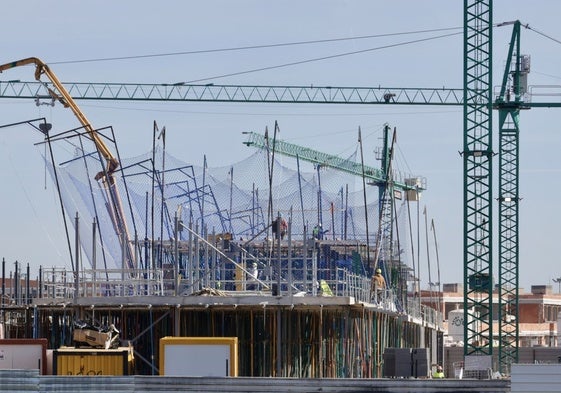 Obreros construyendo vivienda nueva.
