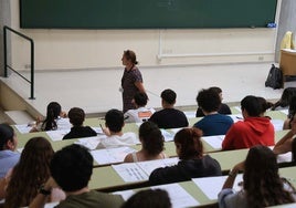 Los estudiantes escuchan las instrucciones antes de iniciar el examen.