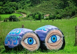 Bolas de silo decoradas en una edición anterior del festival Porrúa en Bolas.