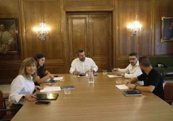 De izquierda a derecha, Esther Llamazares, Raquel Ruiz, Manuel Campa, Diego Baeza y David García.