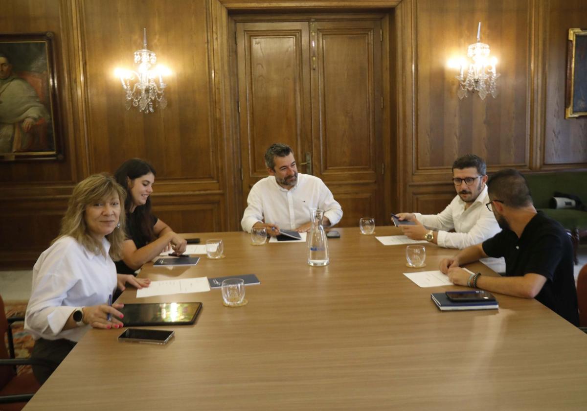 De izquierda a derecha, Esther Llamazares, Raquel Ruiz, Manuel Campa, Diego Baeza y David García.