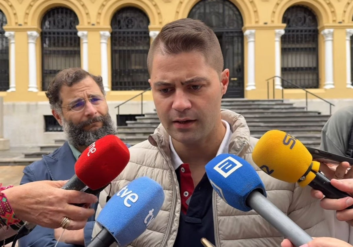El secretario general de URA, Borja Fernández, y su abogado Juan Galán.