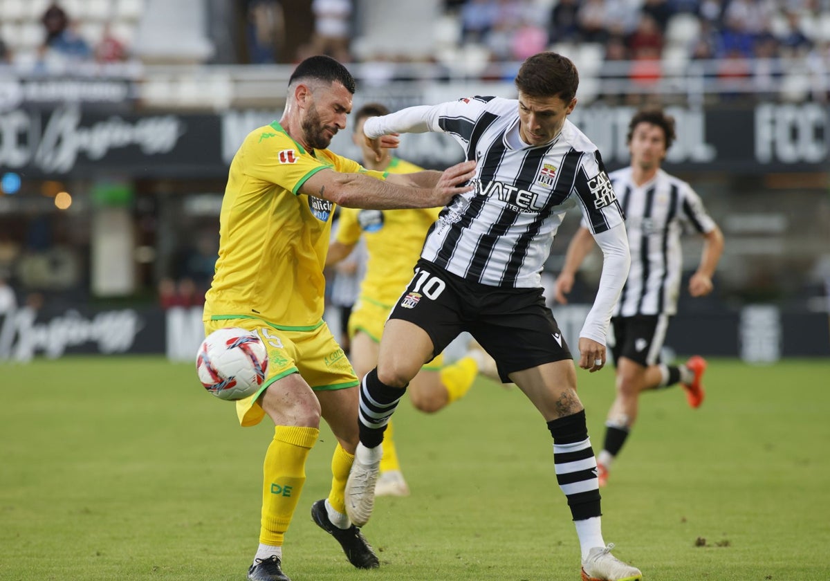 Pablo Vázquez, a la izquierda. defendiendo una acción en un partido del curso pasado.