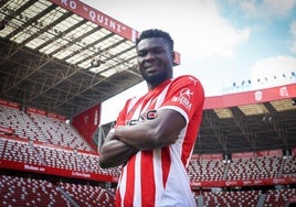 Caicedo, tras la confirmación de su nueva cesión al Sporting, en El Molinón.