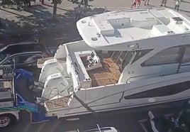 Complicada maniobra para llevar un yate hasta el Puerto Deportivo de Gijón