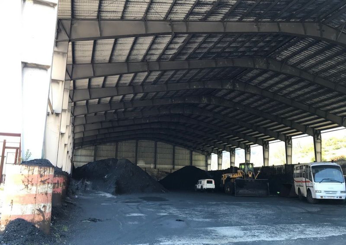 Imagen secundaria 1 - Imágenes de acopios de carbón en Cerredo, en zonas de exterior, fotografiados por el Principado en 2021 y un albarán de Combayl de marzo de 2022, dando salida de 24.240 kilos de finos de antracitas, dos meses antes de solicitar la licencia de actividad.