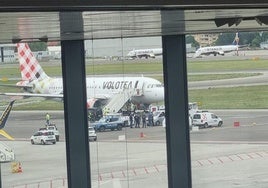 «Policía y Bomberos hicieron un pasillo para que no viéramos nada al bajar del avión», explica una de las viajeras del vuelo Milán-Asturias