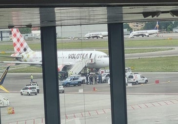 «La Policía y los Bomberos hicieron un pasillo para que no viéramos nada al bajar del avión»