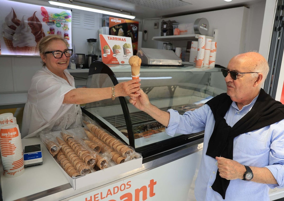 Imagen secundaria 1 - José Antonio Heríquez y Carmen Viera disfrutando de la mañana de verano a la sombra; Manuel Granado no perdona un helado en el puesto de Pilar González en el Campo; y Gerardo Zapico recorre Asturias huyendo del calor.