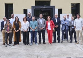 Foto de familia de los asistentes al desayuno celebrado el pasado viernes en el centro de empresas La Curtidora, en Avilés.