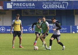 Entrenamiento del Real Avilés en el estadio Román Suárez Puerta la pasada temporada.