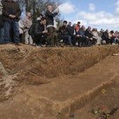 Homenaje organizado por la Asociación para la Recuperación de la Memoria Histórica (ARMH) junto a una fosa de Valdés tras la exhumación de varios cuerpos.