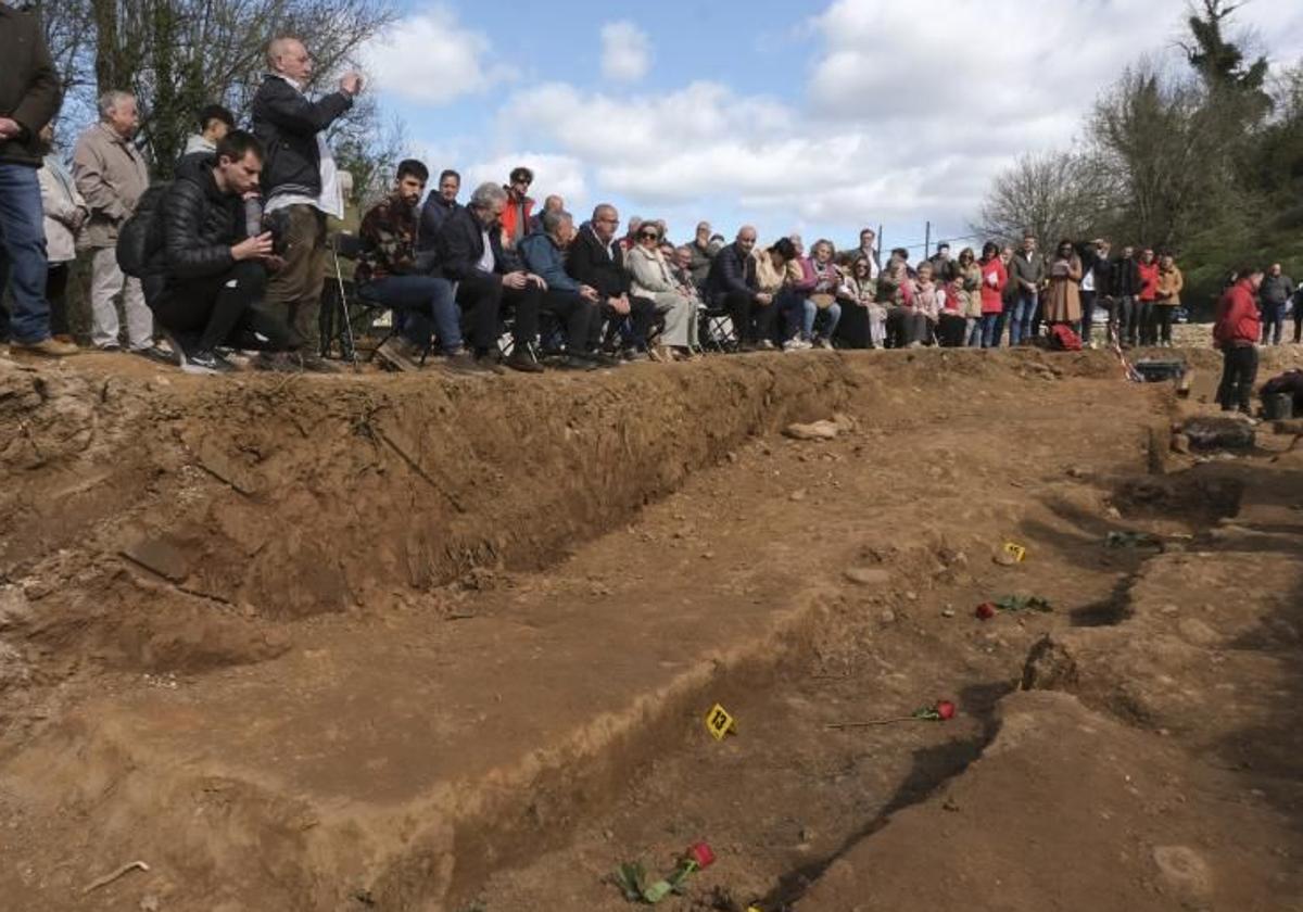 Homenaje organizado por la Asociación para la Recuperación de la Memoria Histórica (ARMH) junto a una fosa de Valdés tras la exhumación de varios cuerpos.