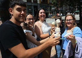 Esther Álvarez, a la derecha, disfruta de un helado con su familia en su regreso a su tierra natal.