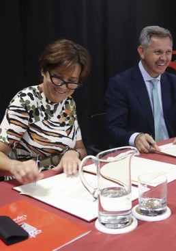 Imagen - Carmen Moriyón y José Manuel Miñones firman el acuerdo de colaboración.