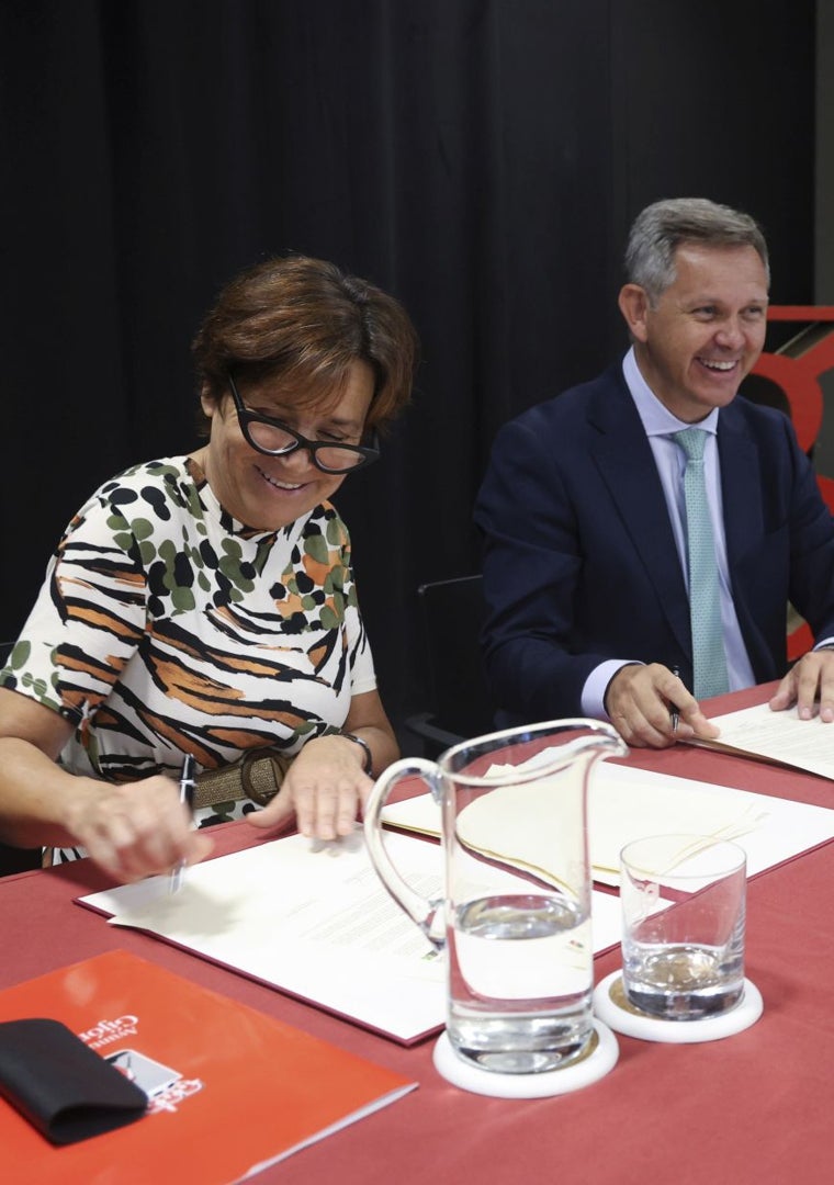 Imagen - Carmen Moriyón y José Manuel Miñones firman el acuerdo de colaboración.
