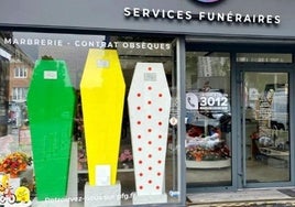 Los ataúdes en el escaparate de la funeraria de Valenciennes.