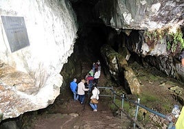 Entrada de la cueva de El Pindal, que en marzo de 2024 fue cerrada al publico durante dos meses por la altas concentraciones de radón.