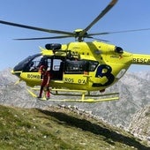 El helicóptero de los Bomberos de Asturias, en un rescate de montaña.