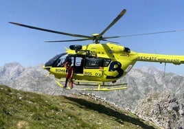 El helicóptero de los Bomberos de Asturias, en un rescate de montaña.