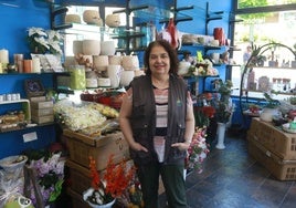 Mercedes Pérez en su floristería, Ikebana, en la calle Valdés Pumarino de Candás